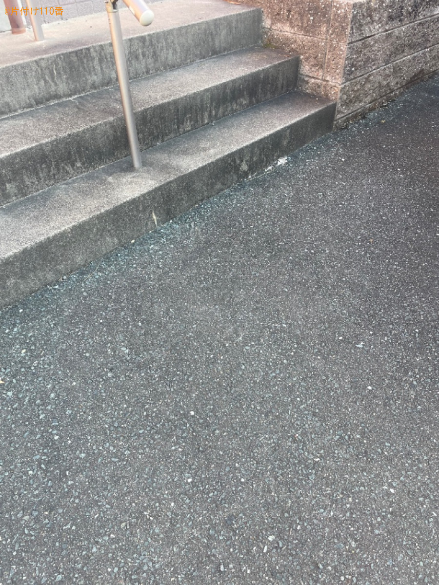 二人用ダイニングテーブル、カーテン、カーペット、本棚等の回収