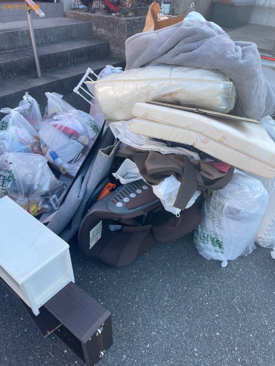 二人用ダイニングテーブル、カーテン、カーペット、本棚等の回収