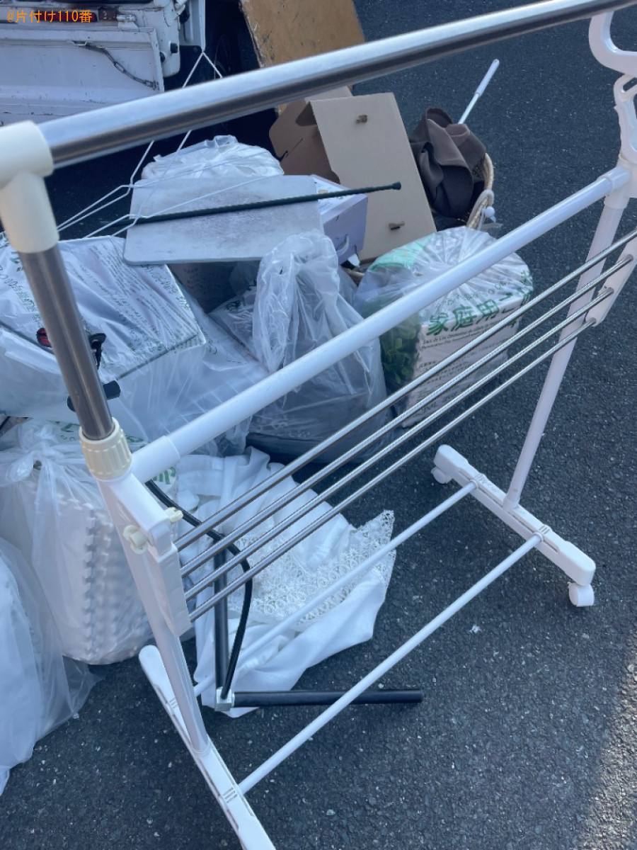 二人用ダイニングテーブル、カーテン、カーペット、本棚等の回収